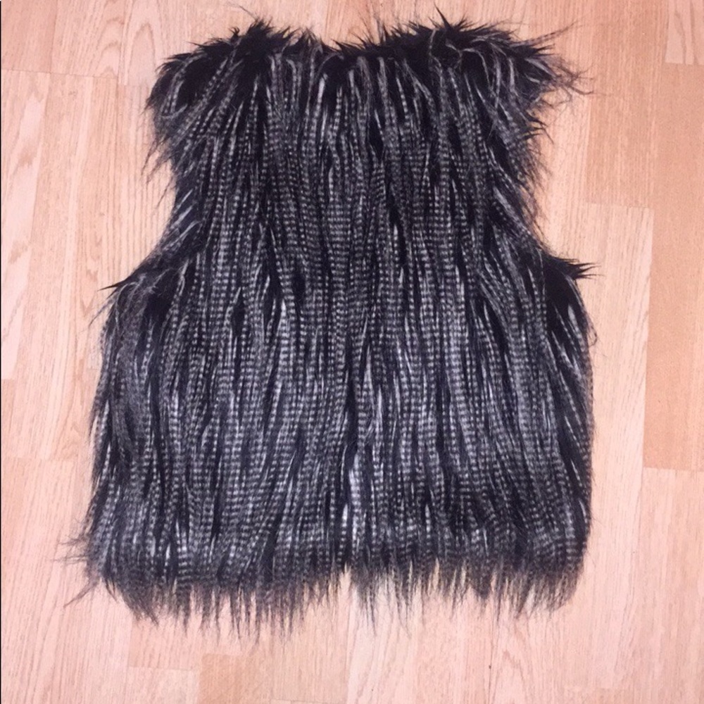 Black faux fur vest!! 🖤 - Picture 3 of 3